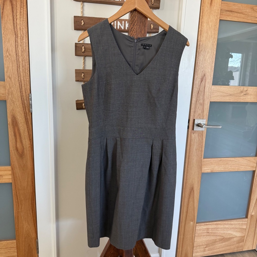 Theory Darua Grey Pinstripe Wool V-Neck Pleated Sheath Career Dress WM's 12 EUC